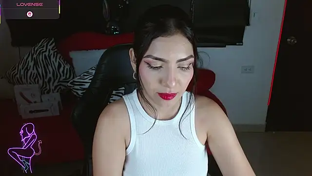 Snapshot of Carolaine69_ chatting on 06.22.26 Carolaine69 online show from 06.22.26