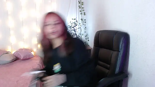 Snapshot of mixie_cute chatting on 01.05.25 mixie cute online show from 01.05.25