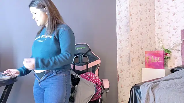 Snapshot of AvrillThomas chatting on 10.13.25 AvrillThomas online show from 10.13.25