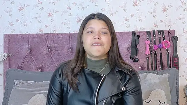 Snapshot of AvrillThomas chatting on 10.15.25 AvrillThomas online show from 10.15.25