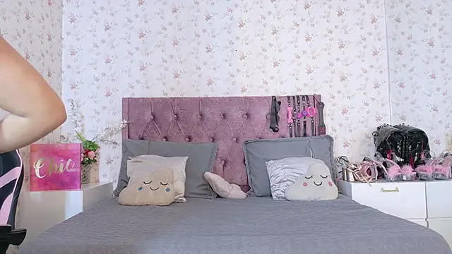 Snapshot of AvrillThomas chatting on 10.16.25 AvrillThomas online show from 10.16.25