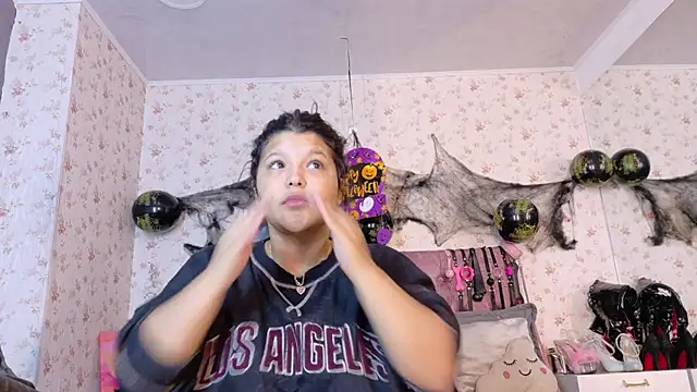 Snapshot of AvrillThomas chatting on 10.23.25 AvrillThomas online show from 10.23.25