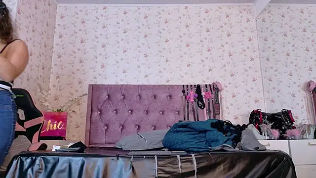 Snapshot of AvrillThomas chatting on 11.17.25 AvrillThomas online show from 11.17.25