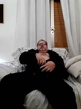 Snapshot of bluangelo chatting on 03.08.25 bluangelo online show from 03.08.25