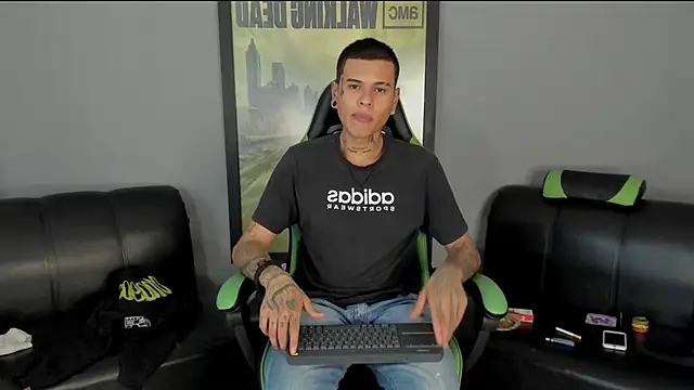 Snapshot of jamesinked_ chatting on 01.06.25 jamesinked online show from 01.06.25