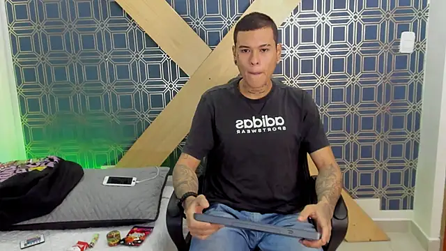 Snapshot of jamesinked_ chatting on 01.08.25 jamesinked online show from 01.08.25