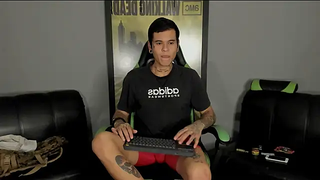 Snapshot of jamesinked_ chatting on 03.04.25 jamesinked online show from 03.04.25