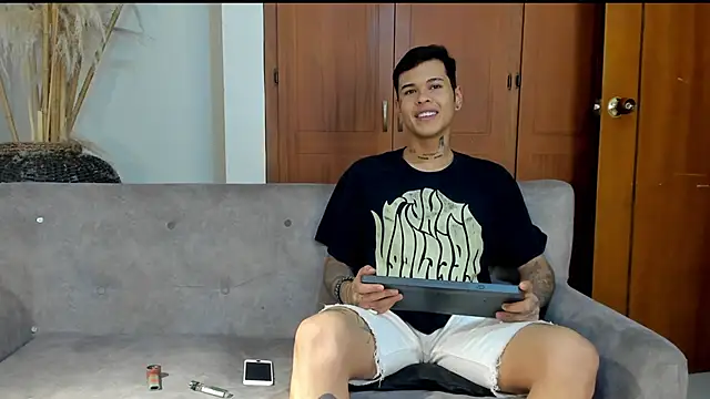 Snapshot of jamesinked_ chatting on 10.28.25 jamesinked online show from 10.28.25