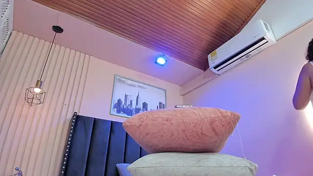 Snapshot of viiolett_lee chatting on 02.19.26 viiolett lee online show from 02.19.26