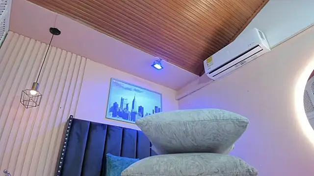 Snapshot of viiolett_lee chatting on 02.24.26 viiolett lee online show from 02.24.26