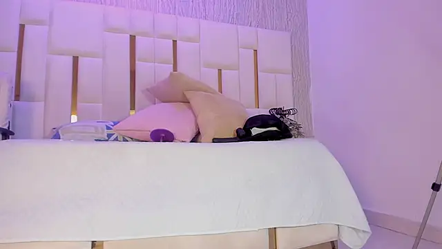 Victoriaa millers online show from 05.05.26