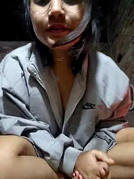 Snapshot of Cuterinki chatting on 12.18.25 Cuterinki online show from 12.18.25