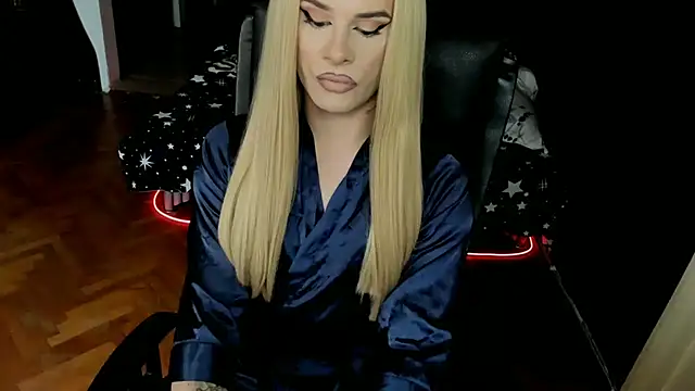 EvelynLexy online show from 10.15.25