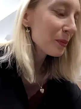 AvelinaLeoni online show from 12.19.25