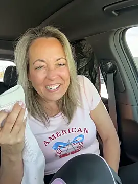 Snapshot of Cherry-red-xo chatting on 10.13.25 Cherry-red-xo online show from 10.13.25