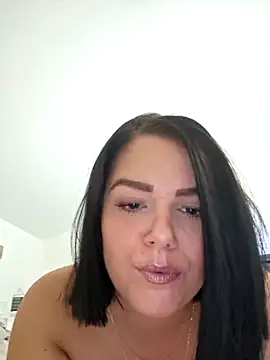 Snapshot of Xladycharme chatting on 11.19.25 Xladycharme online show from 11.19.25