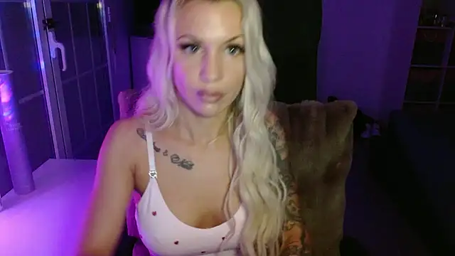 Snapshot of JuicyJanexo chatting on 03.14.26 JuicyJanexo online show from 03.14.26