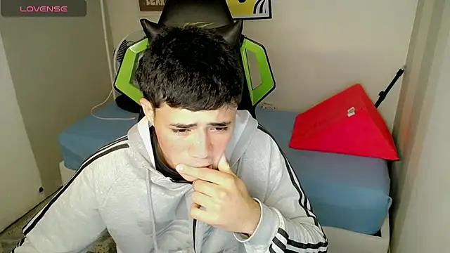 Snapshot of bby_santi chatting on 11.28.25 bby santi online show from 11.28.25