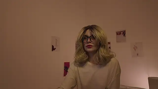 Snapshot of MariMaddison chatting on 02.20.25 MariMaddison online show from 02.20.25