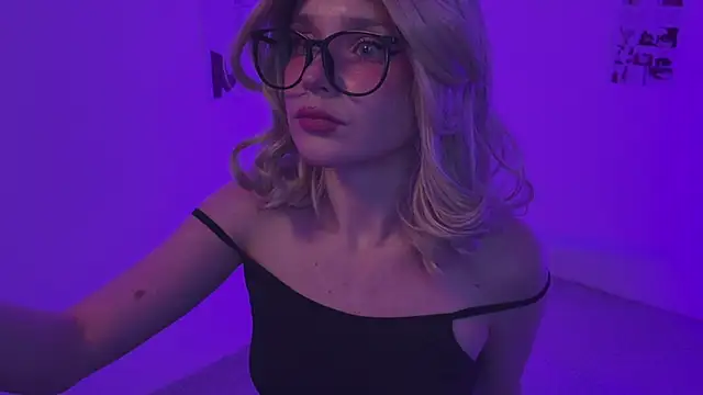 Snapshot of MariMaddison chatting on 03.19.25 MariMaddison online show from 03.19.25