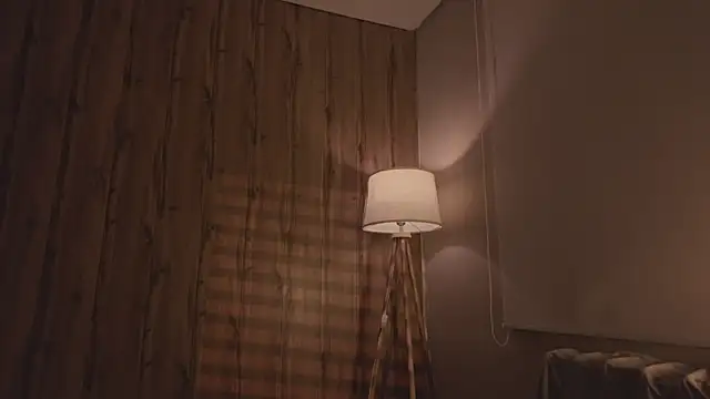 Snapshot of MariMaddison chatting on 11.20.25 MariMaddison online show from 11.20.25