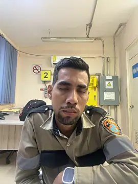 Snapshot of EnriquePersian197 chatting on 11.26.25 EnriquePersian197 online show from 11.26.25