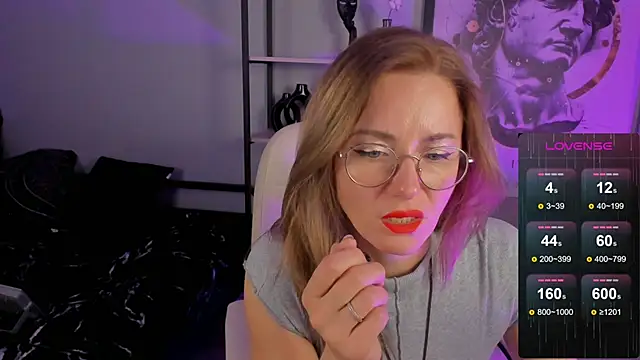 LadyIzabel online show from 10.28.25