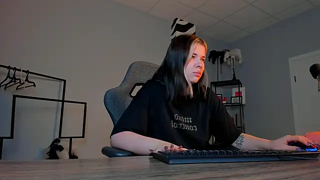 AliceSunday online show from 11.25.25