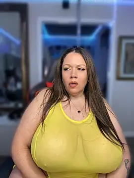 Snapshot of curvyfunlover chatting on 05.27.26 curvyfunlover online show from 05.27.26