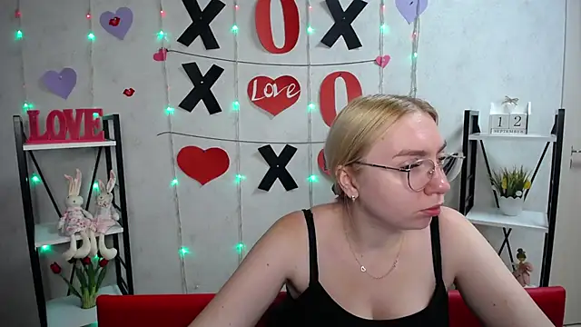 Snapshot of BeatriceFly chatting on 09.12.25 BeatriceFly online show from 09.12.25