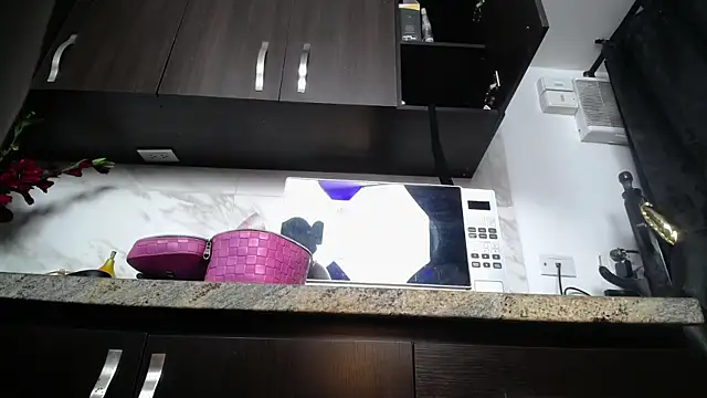 Snapshot of iniyalaboni chatting on 11.22.25 iniyalaboni online show from 11.22.25