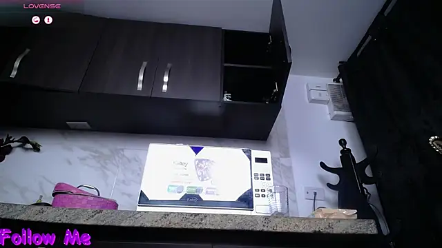 Snapshot of iniyalaboni chatting on 12.18.25 iniyalaboni online show from 12.18.25