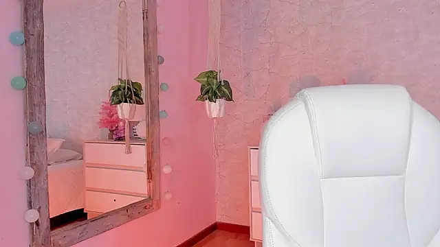 DahianaWalcott online show from 12.18.24