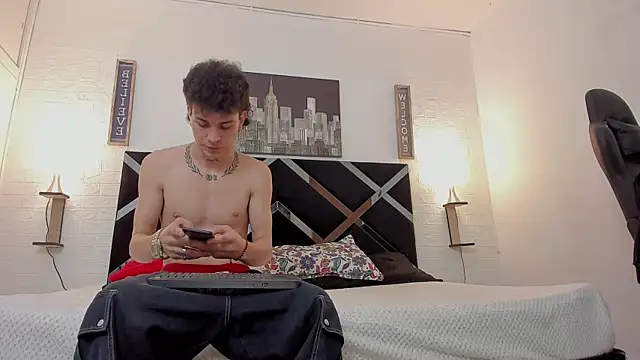 Snapshot of toyboys1 chatting on 11.05.25 toyboys1 online show from 11.05.25