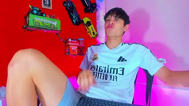 Snapshot of LilOwen_ chatting on 10.04.25 LilOwen online show from 10.04.25