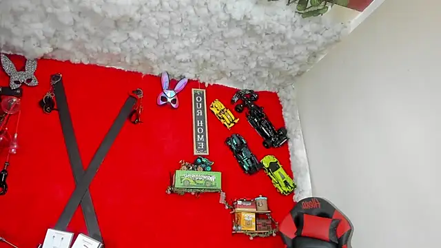 Snapshot of LilOwen_ chatting on 10.18.25 LilOwen online show from 10.18.25