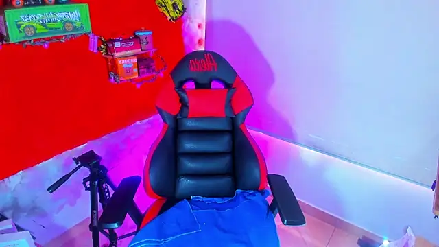 Snapshot of LilOwen_ chatting on 10.24.25 LilOwen online show from 10.24.25