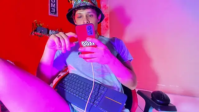 Snapshot of LilOwen_ chatting on 11.20.25 LilOwen online show from 11.20.25