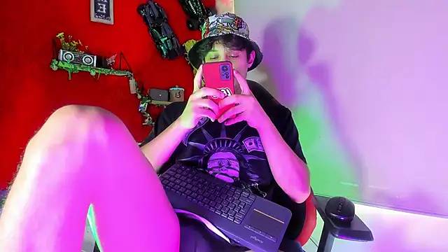 Snapshot of LilOwen_ chatting on 11.21.25 LilOwen online show from 11.21.25