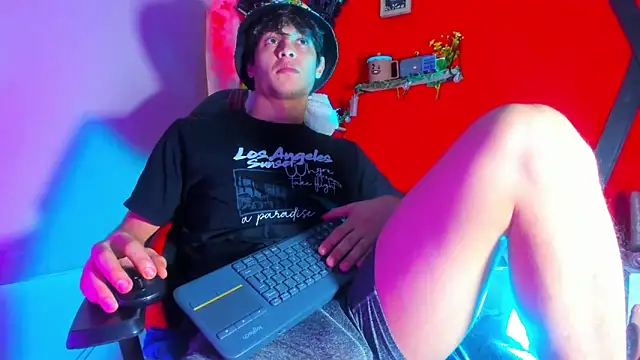 Snapshot of LilOwen_ chatting on 11.27.25 LilOwen online show from 11.27.25