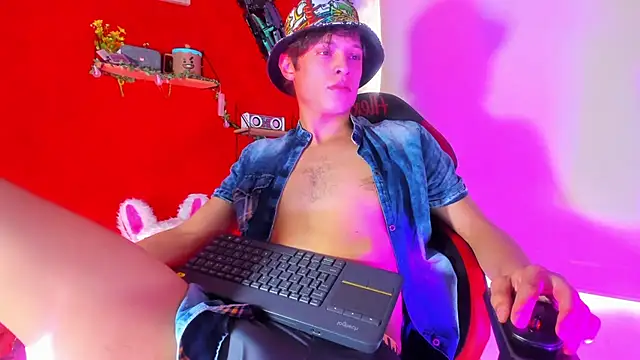 Snapshot of LilOwen_ chatting on 12.03.25 LilOwen online show from 12.03.25