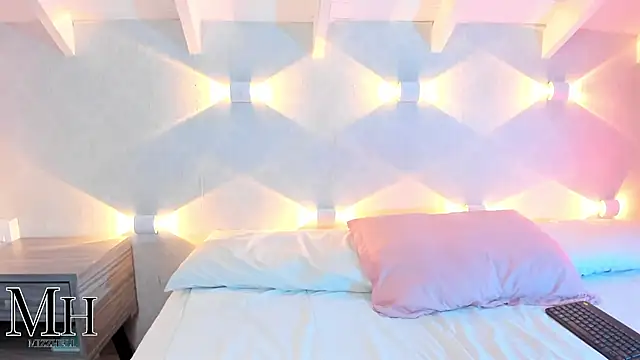 Snapshot of MizzHell chatting on 09.25.25 MizzHell online show from 09.25.25