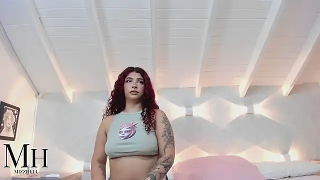 Snapshot of MizzHell chatting on 09.27.25 MizzHell online show from 09.27.25