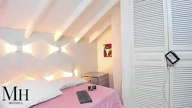 Snapshot of MizzHell chatting on 11.06.25 MizzHell online show from 11.06.25