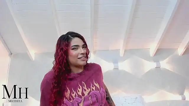 Snapshot of MizzHell chatting on 11.11.25 MizzHell online show from 11.11.25