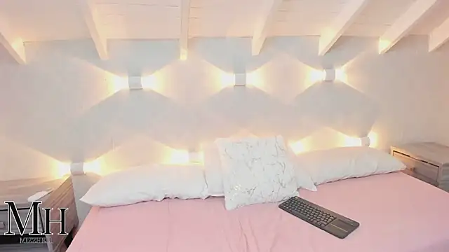 Snapshot of MizzHell chatting on 11.12.25 MizzHell online show from 11.12.25