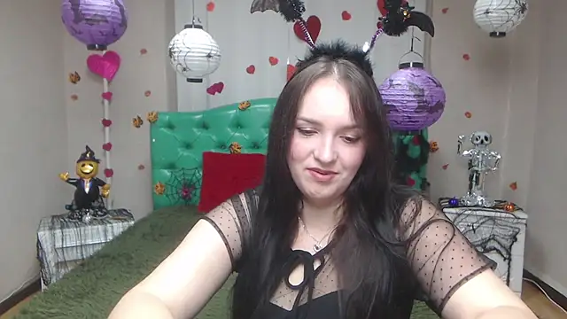 Snapshot of IsabelBlackberry chatting on 10.31.25 IsabelBlackberry online show from 10.31.25