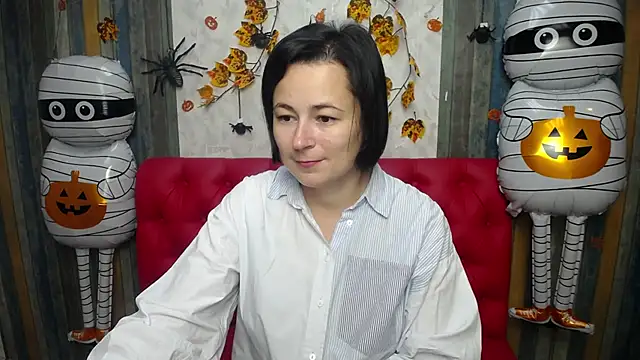 Snapshot of MarieSho chatting on 10.23.25 MarieSho online show from 10.23.25
