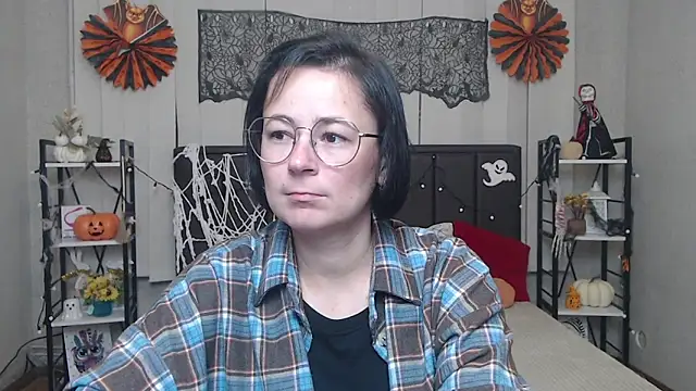 Snapshot of MarieSho chatting on 10.29.25 MarieSho online show from 10.29.25