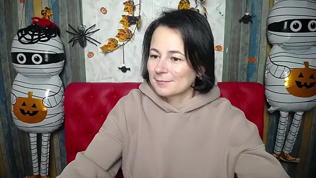 Snapshot of MarieSho chatting on 11.13.25 MarieSho online show from 11.13.25